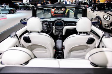 New York Uluslararası Otomobil Fuarı 2018 'de Jacob Javits Center' da gösterilen üstü açık Mini Cooper. NYIAS 'in basın tanıtım günüydü..