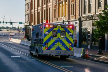 NORWALK, CT, ABD - 31 Mayıs 2020: COVID-19 salgını sırasında şehir merkezinde acil durum ambulansı