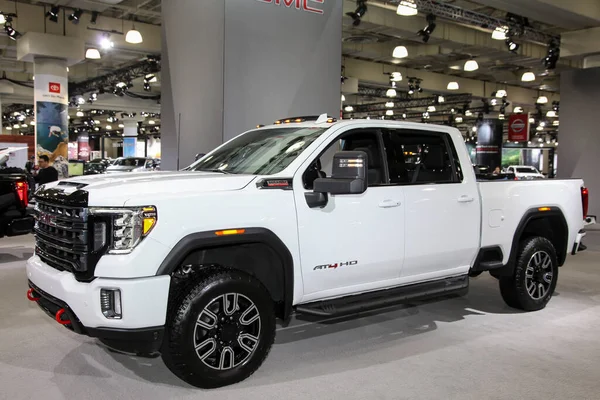 NEW YORK, New York, ABD - 17 Nisan 2019: New York Uluslararası Otomobil Fuarı 'nda GMC Sierra, Jacob Javits Center' da. NYIAS 'in basın tanıtım günüydü.