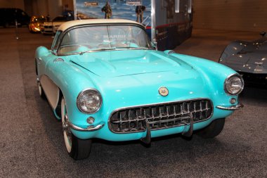 NEW YORK, New York, ABD - 17 Nisan 2019: Chevrolet Corvette 1956, New York Uluslararası Otomobil Fuarı 2019, Jacob Javits Center. NYIAS 'in basın tanıtım günüydü.