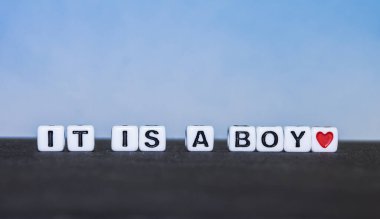 Siyah ve mavi arka planda kalbi olan bir çocuk metni.