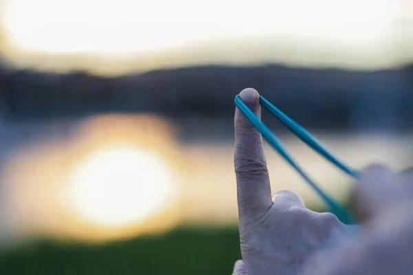 Finger Med Gummiband Pekar Solnedgången — Stockfoto