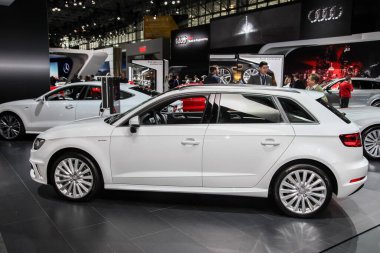 NEW YORK - 1 APRIL: 2015 Uluslararası Otomobil Fuarı 'nda Audi A3 e-tron sergisi, 3-12 Nisan 2015 tarihleri arasında New York, New York' ta halka açık gösteri devam etmektedir..