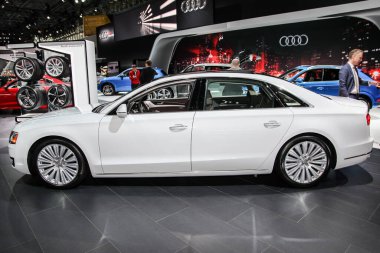 NEW YORK, NY - 1 Nisan 2015: 2015 New York Uluslararası Otomobil Fuarı 'nda Audi A8L sergisi, 3-12 Nisan 2015 tarihleri arasında New York, NY.