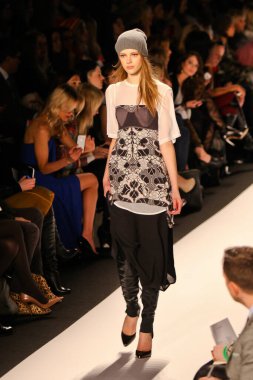 NEW YORK - 7 Şubat 20123 tarihinde New York 'ta BCBBGMAXAZRIA 2013 koleksiyon Mercedes-Benz Moda Haftası' nda bir model podyumda yürüyor