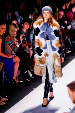 NEW YORK, New York - Şubat 2013: New York 'ta BCBBGMAXAZRIA 2013 koleksiyon Mercedes-Benz Moda Haftası' nda bir model podyumda yürüyor