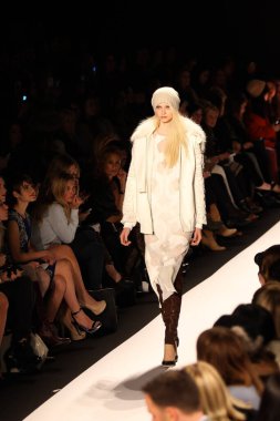 NEW YORK, New York - Şubat 2013: New York 'ta BCBBGMAXAZRIA 2013 koleksiyon Mercedes-Benz Moda Haftası' nda bir model podyumda yürüyor