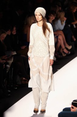 NEW YORK, New York - Şubat 2013: New York 'ta BCBBGMAXAZRIA 2013 koleksiyon Mercedes-Benz Moda Haftası' nda bir model podyumda yürüyor