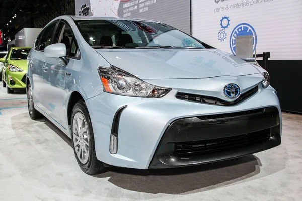 NEW YORK, NY - 1 Nisan 2015: 2015 New York Uluslararası Otomobil Fuarı 'nda Toyota Prius sergisi, 3-12 Nisan 2015 tarihleri arasında New York, New York' ta devam etmektedir..