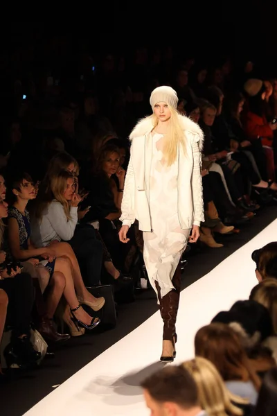 ニューヨーク 2013年2月0日 モデルはニューヨークのBcbgmaxazria 2013年秋コレクションメルセデス ベンツ ファッション ウィークで滑走路を歩く — ストック写真