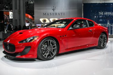 NEW YORK, NY, ABD - 1 Nisan 2015: Maserati GranTurismo MC Centennial Edition sergisi 2015 New York Uluslararası Otomobil Fuarı Basın Günü 'nde, halka açık gösteri 3-12 Nisan 2015 tarihleri arasında New York, New York' ta devam etmektedir..