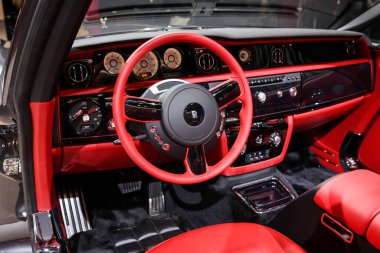 NEW YORK, NY, ABD - 1 Nisan 2015: 2015 New York Uluslararası Otomobil Fuarı 'nda Rolls Royce sergisi, halka açık gösteri 3-12 Nisan 2015 tarihleri arasında New York, New York' ta devam etmektedir..