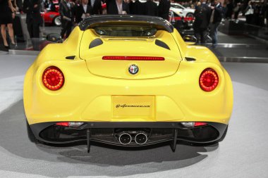 NEW YORK, NY - 1 Nisan 2015: Alfa Romeo sergisi Spider 4C coupe at the 2015 New York International Auto Show during Press Day