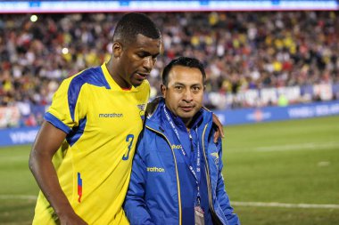 EAST HARTFORD, CT - 10 Ekim 2014 'te Doğu Hartford, Connecticut' taki Rentschler Field 'da oynanan uluslararası bir dostluk maçında Ekvador futbol takımının 3 numaralı oyuncusu ABD' ye karşı sahadan ayrılıyor.