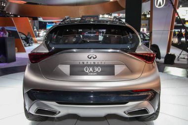 NEW YORK, NY - 1 Nisan 2015: 2015 New York Uluslararası Otomobil Fuarı 'nda Infiniti sergisi QX 30 konsepti