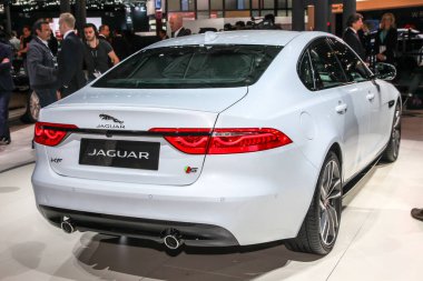 NEW YORK - 1 Nisan 2015: Jaguar sergisi Jaguar XF Basın Günü sırasında 2015 New York Uluslararası Otomobil Fuarı 'nda
