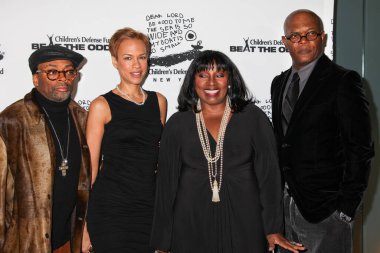 NEW YORK - (ARALIK 06: (L-R) Spike Lee, Tonya Lewis Lee, LaTanya Richardson Jackson ve Samuel L. Jackson, 6 Aralık 2010 'da Guastavino' daki Çocuk Savunma Fonu 'nun Oranları Yenme Programı' nın 20. yıldönümü kutlamalarına katıldılar. 