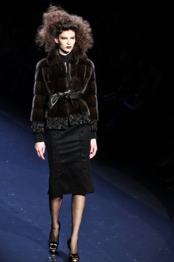 NEW YORK - 14 Şubat 2012 'de New York' ta Lincoln Center 'da Badgley Mischka koleksiyonları Mercedes-Benz Moda Haftası için podyumda yürüyen manken.