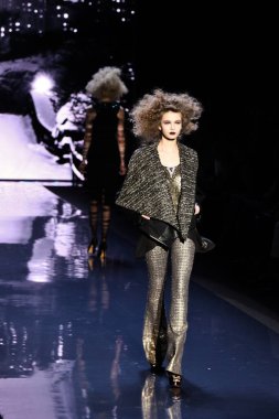 NEW YORK - 14 Şubat 2012 'de New York' ta Lincoln Center 'da Badgley Mischka koleksiyonları Mercedes-Benz Moda Haftası için podyumda yürüyen manken.