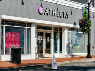 WESTPORT, CT, ABD - 20 Temmuz 2020: Westport 'taki Atrhleta mağazasının girişi