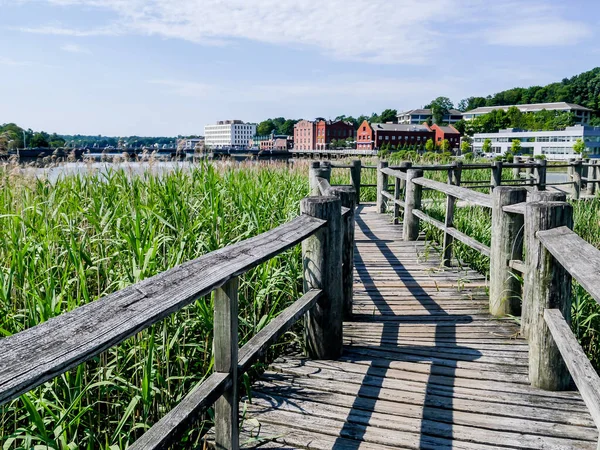 WESTPORT, CT, ABD - 20 Temmuz 2020: Westport 'taki ana cadde alışveriş alanının yanındaki Parker Harding Plaza yakınlarındaki ahşap doğa kaldırımından görüntü