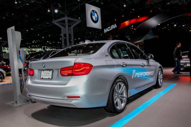 NEW YORK - 23 Mart 2016: 2016 New York Uluslararası Otomobil Fuarı 'nda BMW 330 e Sedan sergisi, 25 Mart - 3 Nisan tarihleri arasında halka açık gösteri devam ediyor.