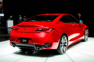 NEW YORK - 23 Mart 2016: 2016 New York Uluslararası Otomobil Fuarı 'ndaki Infiniti Q60 sergisi, 25 Mart - 3 Nisan 2016 tarihleri arasında New York, New York' ta devam ediyor.