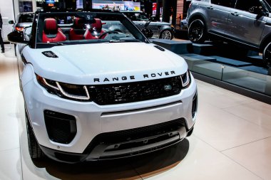 NEW YORK, NY - 23 Mart 2016: Bir Range Rover, Land Rover Evoque 2016 New York Uluslararası Otomobil Fuarı 'ndaki New York Uluslararası Otomobil Fuarı sergisinde gösterildi.