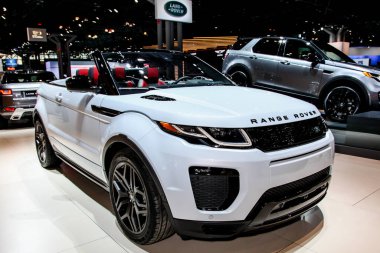 NEW YORK, NY - 23 Mart 2016: Bir Range Rover, Land Rover Evoque 2016 New York Uluslararası Otomobil Fuarı 'ndaki New York Uluslararası Otomobil Fuarı sergisinde gösterildi.