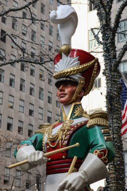 NEW YORK, New York, ABD - 27 Aralık 2018: Noel zamanı Rockefeller Center 'da dekoratif oyuncak heykeli.
