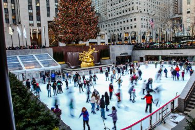 NEW YORK, NY, ABD - 27 Aralık 2018: Buz pateni pisti ve Rockefeler Center 'daki Noel ağacı .