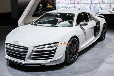 NEW YORK, NY, ABD - 1 APRIL 2015: 2015 New York Uluslararası Otomobil Fuarı 'nda Audi R8 sergisi, 3-12 Nisan 2015 tarihleri arasında New York, New York' ta halka açık gösteri devam etmektedir..