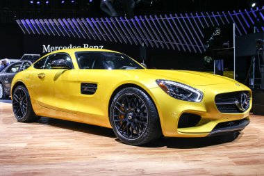 NEW YORK, NY - 1 APRIL 2015: 2015 New York Uluslararası Otomobil Fuarı 'nda Mercedes-Benz sergisi AMG GT, 3-12 Nisan 2015 tarihleri arasında New York, New York' ta halka açık gösteri devam etmektedir..