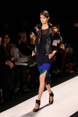 NEW YORK - Şubat 09: Model, New York 'taki Lincoln Center' da BCBBGMAXAZRIA koleksiyon Mercedes-Benz Moda Haftası için podyumda yürüyor.