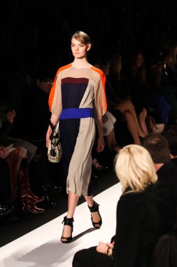 NEW YORK - Şubat 09: Model, New York 'taki Lincoln Center' da BCBBGMAXAZRIA koleksiyon Mercedes-Benz Moda Haftası için podyumda yürüyor.