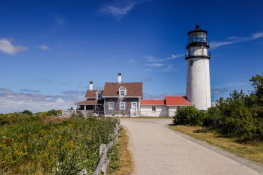 Truro, Massachussets, ABD-SEPTEMBER 14, 2014: Mavi gökyüzü ve bulutlu Truro deniz feneri mimarisi
