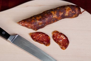 Tahtada bıçaklı sosis.