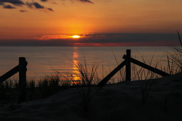 Çimenli Atlantik Okyanuslu Gün Batımı — Stok fotoğraf