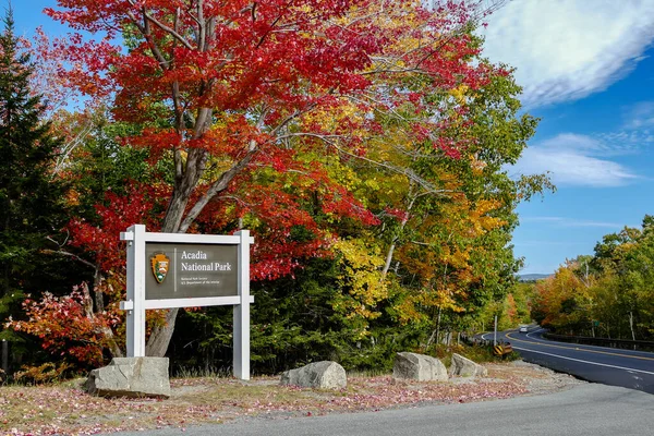 Бар Харбор Октябрь Знак Национального Парка Акадия Красивыми Осенними Красками — стоковое фото