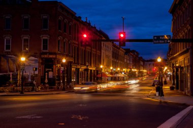 NORWALK, CT, ABD-SEPTEMBER 3 Eylül 2020 Sabahın erken saatlerinde Washington Caddesi 'nde sokak ve trafik ışıklarıyla