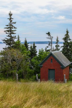 Bass Harbor, ABD - 8 Temmuz 2013: Bass Lighthouse yakınlarındaki küçük tuğla bina 8 Temmuz 2013 tarihinde Bass Harbor, Maine, ABD.