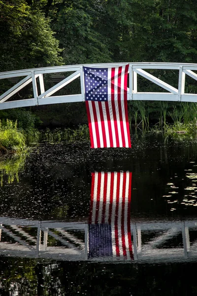 Bandera Americana Con Reflejos Agua —  Fotos de Stock