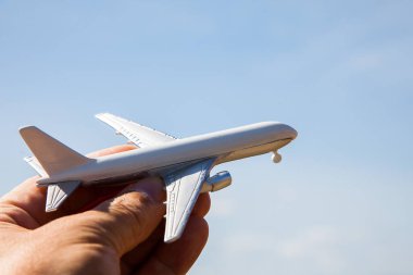 Mavi gökyüzüne karşı uçak oyuncaklarıyla