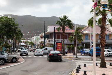 MARIGOT, SINT MAARTEN - 31 HAZİRAN 2015: Marigot şehrinin Fransız mahallesindeki balık pazarı yakınlarındaki işlek cadde.