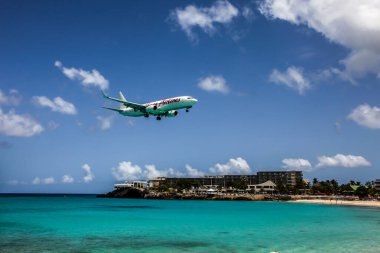 St. Martin / St. Maarten 'de 1 Ağustos 2015' te görülen Maho Körfezi Sahili üzerindeki Prenses Juliana Uluslararası Havalimanı 'na uçak iniyor.