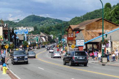 GATLINBURG-AĞUSTOS 8: 8 Ağustos 2016 'da ABD' nin Gatlinburg kentinde turist ve arabalarla dolu bir cadde.