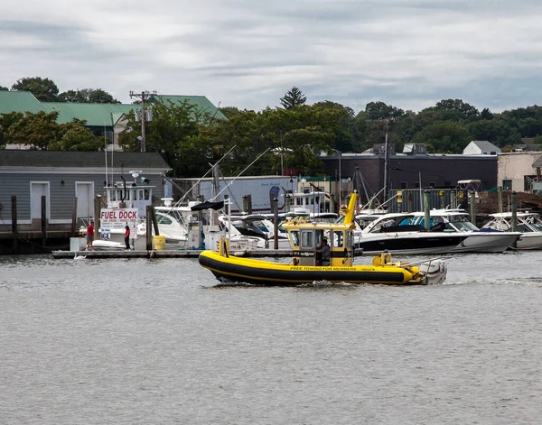 Norwalk Usa August 2020 Yellow Towning Boat Norwalk River — стокове фото