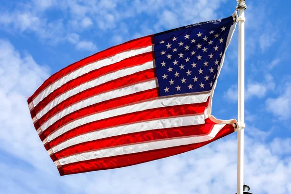 Bandera Americana Con Hermoso Cielo Azul Nubes Blancas —  Fotos de Stock