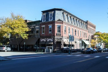 WOODSTOCK, VT, ABD - 9 Ekim 2020: Sabah sonbahar ışıklarıyla Central Street