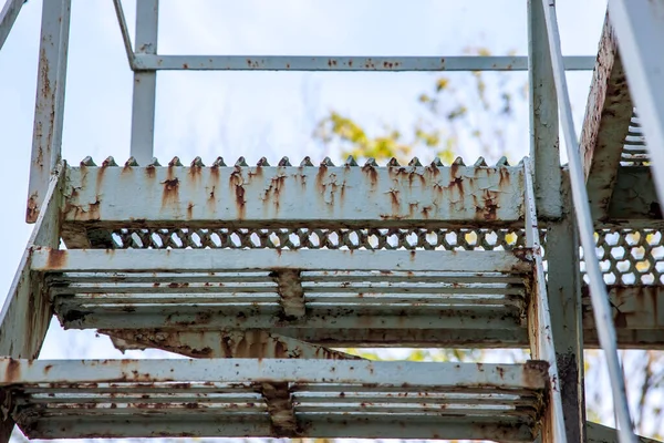 Σκουριασμένο Πράσινο Μέταλλο Σκάλες Λεπτομέρεια Εξωτερική — Φωτογραφία Αρχείου